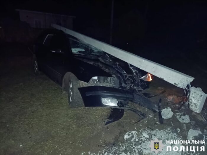Не впорався із керуванням – в’їхав у електроопору