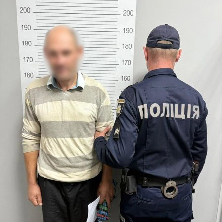 Чоловік вдарив знайомого сокирою по голові