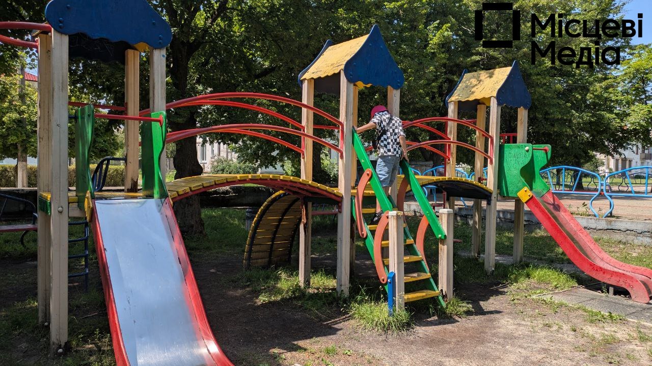 ПОВІДОМЛЕННЯ ЧИТАЧА. &ldquo;Майданчик біля міськради у жахливому стані&rdquo;