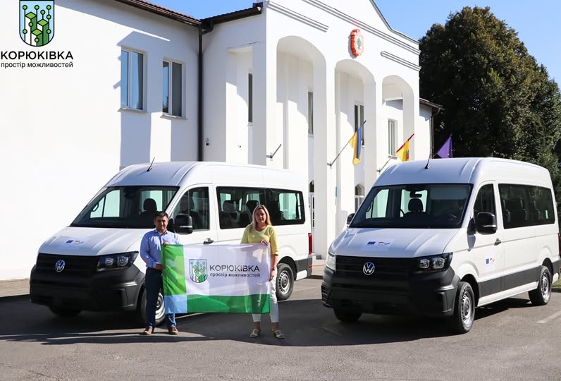 Корюківська громада отримала два нові мікроавтобуси