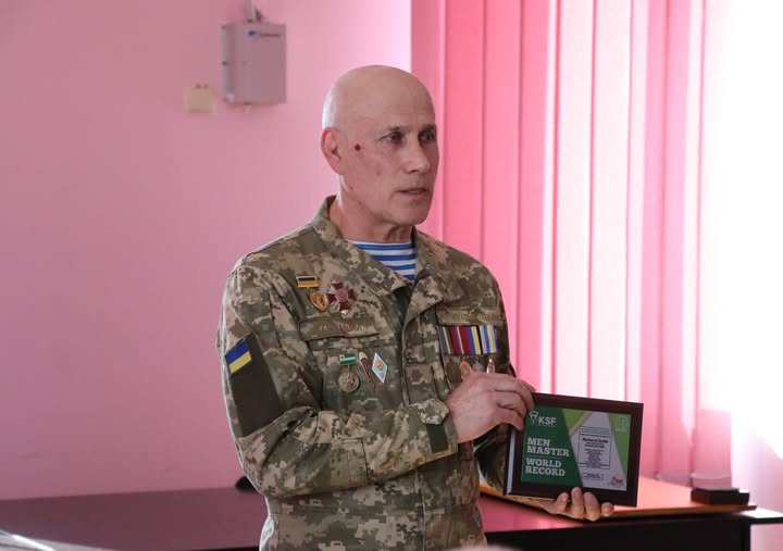 Корюківський доброволець Сергій Горкавий отримав почесний прапор від обласного ТЦК