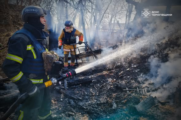 Ворожий БпЛА поцілив у житловий будинок на Корюківщині: на місці пожежі виявили тіло пенсіонера