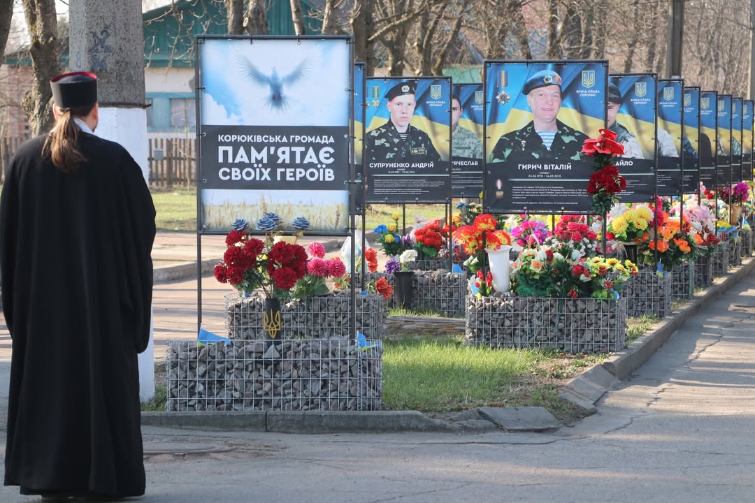 На Алеї Героїв у Корюківці вшанували полеглих захисників та додали десять нових імен