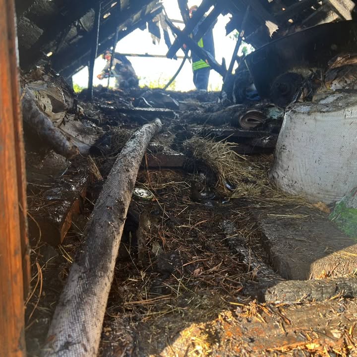 Пожежа знищила дах господарської будівлі у Корюківці