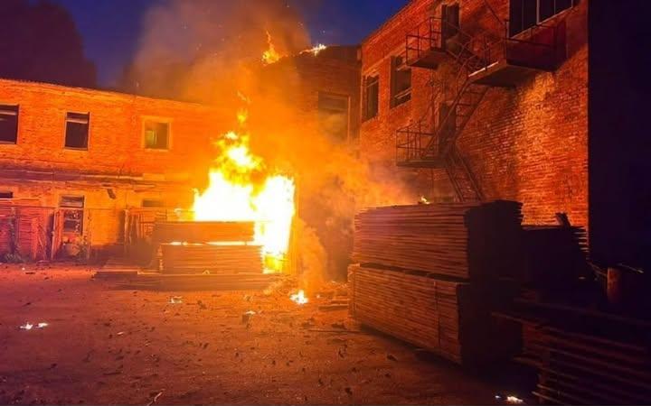 Російські дрони атакували АЗС, водоканал та підприємство у Корюківці